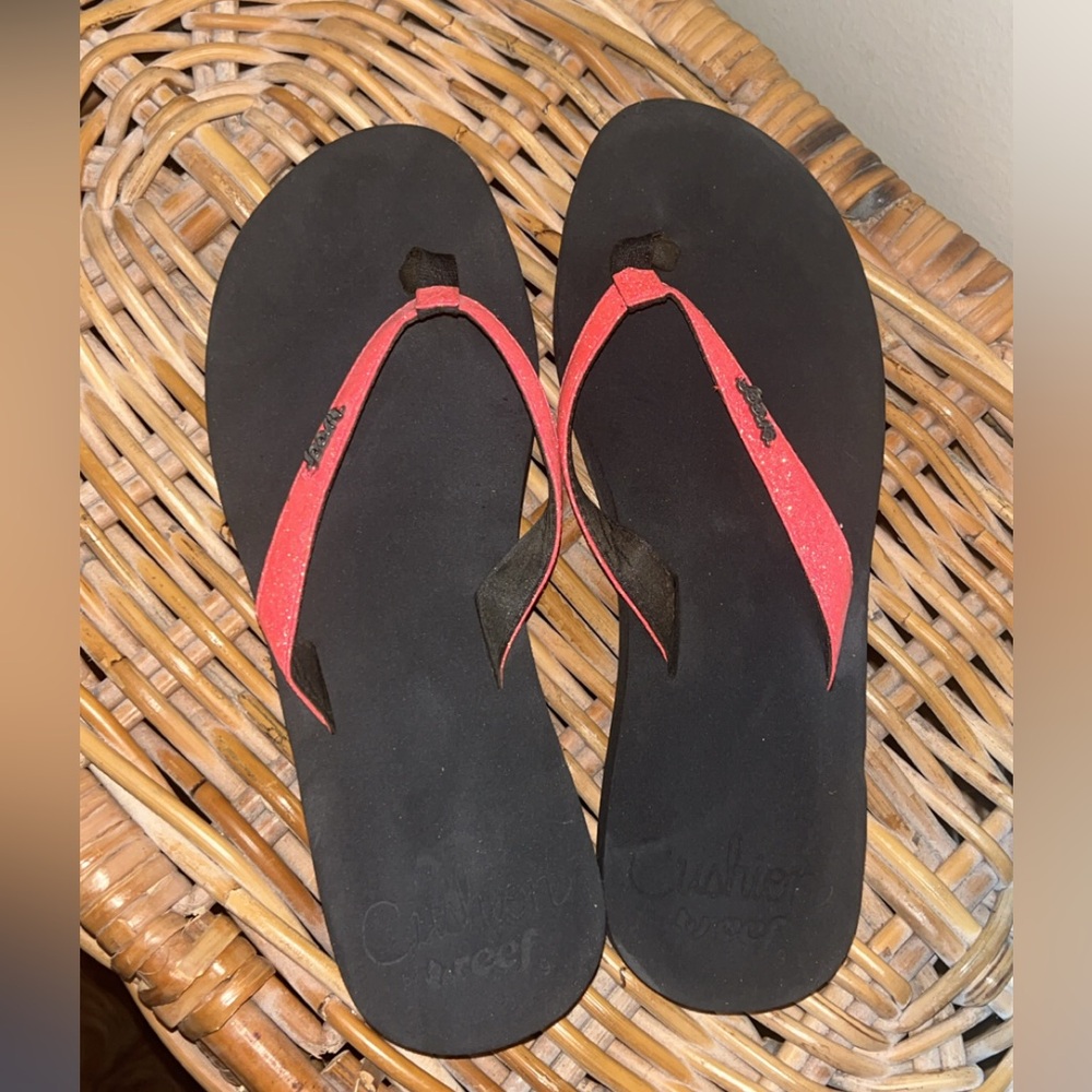 Reef Stargazer Cushion Women's Black flip flops with Pink Glitter Strap
